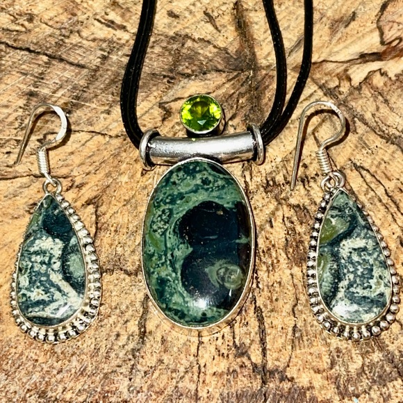 African Kambaba Square Pendant & Earrings - Picture 4 of 8